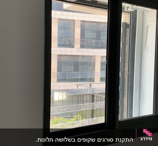 חלון אלומיניום עם מסגרת שחורה